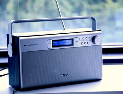 Das Foto zeigt ein Radiogerät. Auf der Anzeige steht mephisto 97.6. Foto: Joris Bartsch