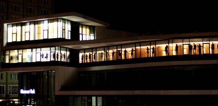Farbfotografie des Senders von Außen bei Nacht. Durch die Glasfront des Senders sind viele Menschen zu erkennen. Foto: mephisto 97.6 